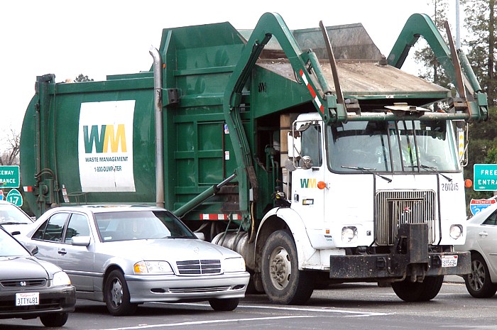 US_Garbage_Truck.jpg